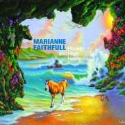 Der musikalische text PRUSSIAN BLUE von MARIANNE FAITHFULL ist auch in dem Album vorhanden Horses and high heels (2011)