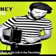 Der musikalische text CHASING THE LIGHT von MAT KEARNEY ist auch in dem Album vorhanden Young love (2011)