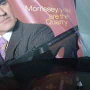 Der musikalische text COME BACK TO CAMDEN von MORRISSEY ist auch in dem Album vorhanden You are the quarry (2004)
