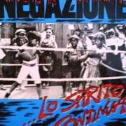 Der musikalische text DIRITTO CONTRO UN MURO von NEGAZIONE ist auch in dem Album vorhanden Lo spirito continua (1986)