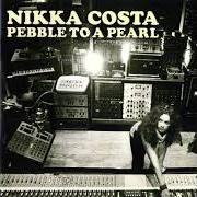 Der musikalische text KEEP WANTING MORE von NIKKA COSTA ist auch in dem Album vorhanden Pebble to a pearl (2008)