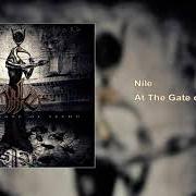 Der musikalische text THE GODS WHO LIGHT UP THE SKY AT THE GATE OF SETHU von NILE ist auch in dem Album vorhanden At the gate of sethu (2012)