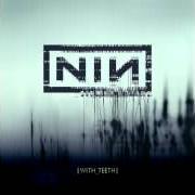 Der musikalische text RIGHT WHERE IT BELONGS von NINE INCH NAILS ist auch in dem Album vorhanden With teeth (2005)