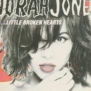Der musikalische text SHE'S 22 von NORAH JONES ist auch in dem Album vorhanden Little broken hearts (2012)