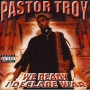 Der musikalische text NO MO PLAY IN G.A. von PASTOR TROY ist auch in dem Album vorhanden We ready, i declare war (1999)