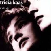 Der musikalische text LES HOMMES QUI PASSENT von PATRICIA KAAS ist auch in dem Album vorhanden Scène de vie (1990)