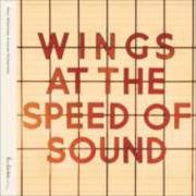 Der musikalische text MUST DO SOMETHING ABOUT IT von PAUL MCCARTNEY ist auch in dem Album vorhanden Wings at the speed of sound (1976)