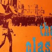 Der musikalische text JAIL GUITAR DOORS von THE CLASH ist auch in dem Album vorhanden Super black market clash (1993)