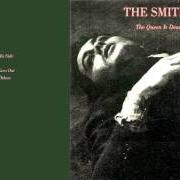 Der musikalische text THE QUEEN IS DEAD von THE SMITHS ist auch in dem Album vorhanden The queen is dead (1986)