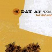 Der musikalische text THE ROCKING CHAIR YEARS von A DAY AT THE FAIR ist auch in dem Album vorhanden The rocking chair years (2005)