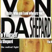 Der musikalische text OUT ON THE TOWN von VONDA SHEPARD ist auch in dem Album vorhanden The radical light (1992)