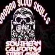 Der musikalische text DANCING ON YOUR GRAVE von VOODOO GLOW SKULLS ist auch in dem Album vorhanden Southern california street music (2007)
