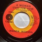 Der musikalische text STAND BY YOUR MAN von WANDA JACKSON ist auch in dem Album vorhanden A woman lives for love (1970)