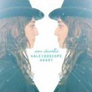 Der musikalische text THE LIGHT von SARA BAREILLES ist auch in dem Album vorhanden Kaleidoscope heart (2010)