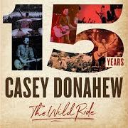 Der musikalische text FALLEN von CASEY DONAHEW BAND ist auch in dem Album vorhanden 15 years - the wild ride (2017)