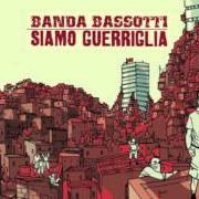 Der musikalische text SIAMO GUERRIGLIA von BANDA BASSOTTI ist auch in dem Album vorhanden Siamo guerriglia (2012)