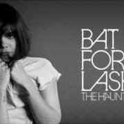 Der musikalische text A WALL von BAT FOR LASHES ist auch in dem Album vorhanden The haunted man (2012)