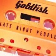 Der musikalische text GET BUSY LIVING von GOLDFISH ist auch in dem Album vorhanden Goldfish (2012)