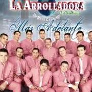 Der musikalische text COLGADA A MI CUELLO von LA ARROLLADORA BANDA EL LIMON ist auch in dem Album vorhanden Mas adelante (2009)
