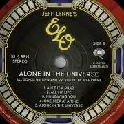 Der musikalische text LOVE AND RAIN von JEFF LYNNE ist auch in dem Album vorhanden Alone in the universe (2015)