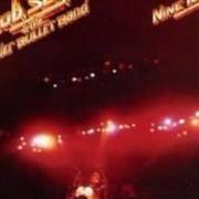 Der musikalische text ROCK AND ROLL NEVER FORGETS von BOB SEGER ist auch in dem Album vorhanden Nine tonight (1981)