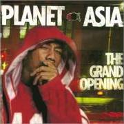 Der musikalische text FREESTYLE INTERLUDE von PLANET ASIA ist auch in dem Album vorhanden The grand opening (2004)