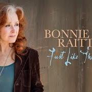 Der musikalische text HERE COMES LOVE von BONNIE RAITT ist auch in dem Album vorhanden Just like that... (2022)