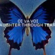 Der musikalische text A CSITÁRI HEGYEK ALATT von OI VA VOI ist auch in dem Album vorhanden Laughter through tears (2003)
