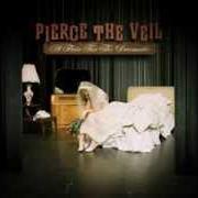 Der musikalische text I'D RATHER DIE THAN BE FAMOUS von PIERCE THE VEIL ist auch in dem Album vorhanden A flair for the dramatic (2007)