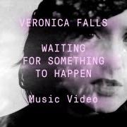 Der musikalische text EVERYBODY'S CHANGING von VERONICA FALLS ist auch in dem Album vorhanden Waiting for something to happen (2012)