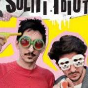 Der musikalische text E' NORMALE von I SOLITI IDIOTI ist auch in dem Album vorhanden I soliti idioti (2011)