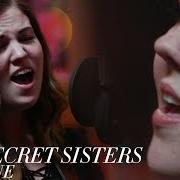 Der musikalische text WHY BABY WHY von THE SECRET SISTERS ist auch in dem Album vorhanden The secret sisters (2010)