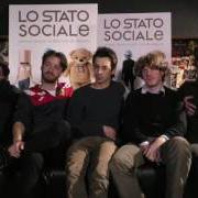 Der musikalische text AMARSI MALE von LO STATO SOCIALE ist auch in dem Album vorhanden Amore, lavoro e altri miti da sfatare (2017)