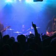 Der musikalische text DEATH BY DIAMONDS AND PEARLS von BAND OF SKULLS ist auch in dem Album vorhanden Live at brixton (2013)