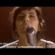 Der musikalische text PAR LA FENÊTRE von DAPHNÉ ist auch in dem Album vorhanden Carmin (2007)