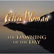Der musikalische text BEESWING (FEAT. THE LONGEST JOHNS) von CELTIC WOMAN ist auch in dem Album vorhanden Postcards from ireland (2021)