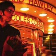 Der musikalische text WHO'S GONNA SHOE YOUR PRETTY LITTLE FEET? von RICHARD HAWLEY ist auch in dem Album vorhanden Coles corner (2005)