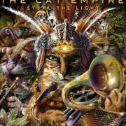 Der musikalische text OPEN UP YOUR FACE von THE CAT EMPIRE ist auch in dem Album vorhanden Steal the light (2013)