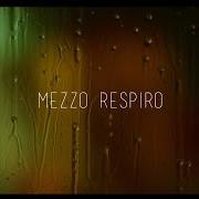 Der musikalische text UN BACIO A MEZZANOTTE von DEAR JACK ist auch in dem Album vorhanden Mezzo respiro (2016)