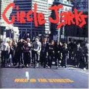 Der musikalische text DEFAMATION INNUENDO von THE CIRCLE JERKS ist auch in dem Album vorhanden Wild in the streets (1982)