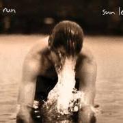 Der musikalische text TURN YOUR LOVE von HALF MOON RUN ist auch in dem Album vorhanden Sun leads me on (2015)