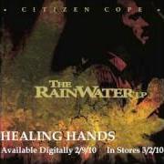 Der musikalische text KEEP ASKIN' von CITIZEN COPE ist auch in dem Album vorhanden The rainwater lp (2010)