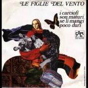 Der musikalische text SUGLI SUGLI BANE BANE von LE FIGLIE DEL VENTO ist auch in dem Album vorhanden I carciofi son maturi se li mangi poco duri (1973)