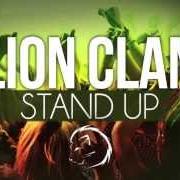 Der musikalische text ME PIACI CUSÌ von LION CLAN ist auch in dem Album vorhanden Stand up (2013)
