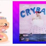 Der musikalische text TRAINING WHEELS von MELANIE MARTINEZ ist auch in dem Album vorhanden Cry baby (2015)