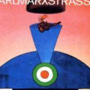 Der musikalische text TRA BACI E CAREZZE von PAOLO PIETRANGELI ist auch in dem Album vorhanden Karlmarxstrasse (1974)