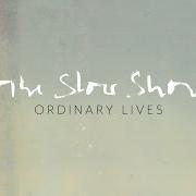 Der musikalische text ORDINARY LIVES von THE SLOW SHOW ist auch in dem Album vorhanden Dream darling (2016)