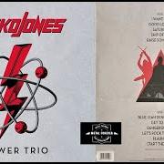 Der musikalische text DANGEROUS KISS von DANKO JONES ist auch in dem Album vorhanden Power trio (2021)