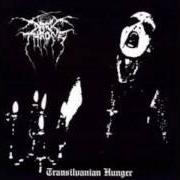 Der musikalische text EN AS I DYPE SKOGEN von DARKTHRONE ist auch in dem Album vorhanden Transilvanian hunger (1994)