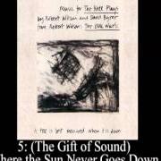 Der musikalische text (THE GIFT OF SOUND) WHERE THE SUN NEVER GOES DOWN von DAVID BYRNE ist auch in dem Album vorhanden Music for the knee plays (1985)